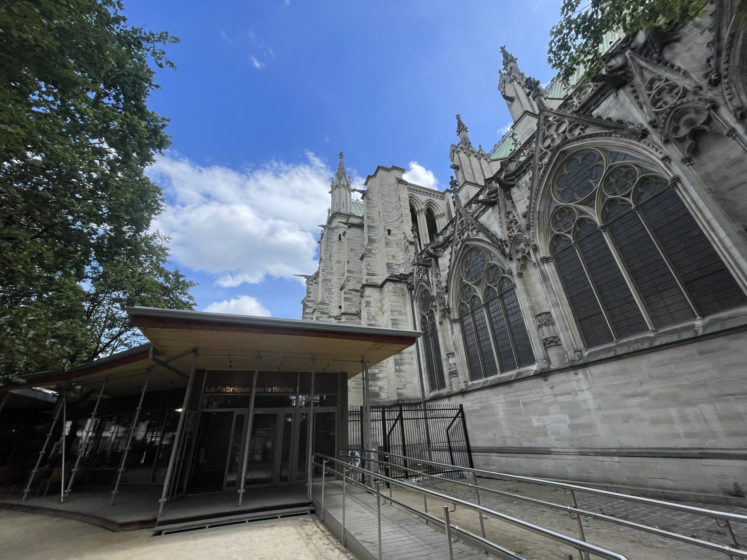 Une flèche qui touche en plein cœur (de Saint-Denis)